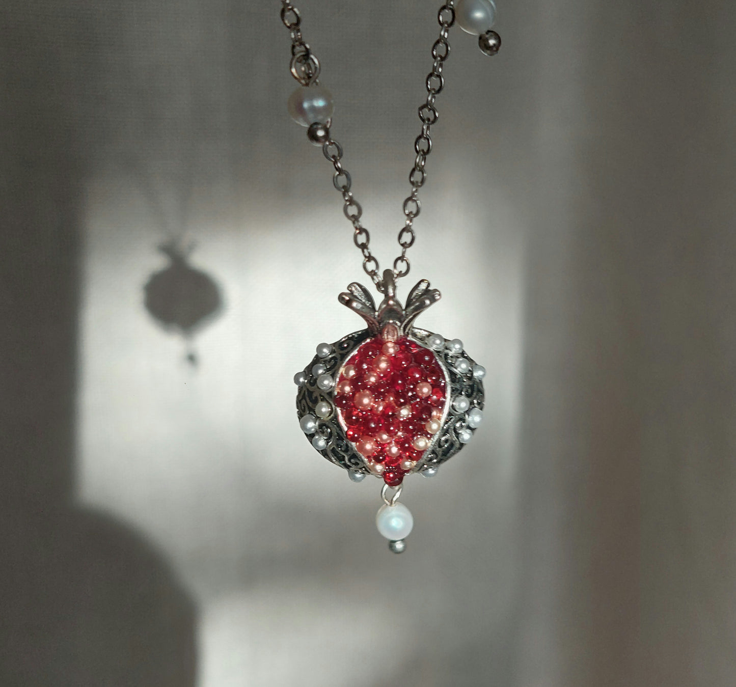 Pomegranate necklace set with pearls
