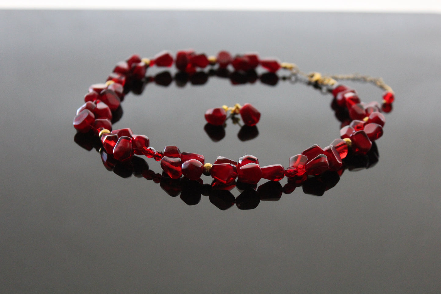 Pomegranate choker with stud earrings
