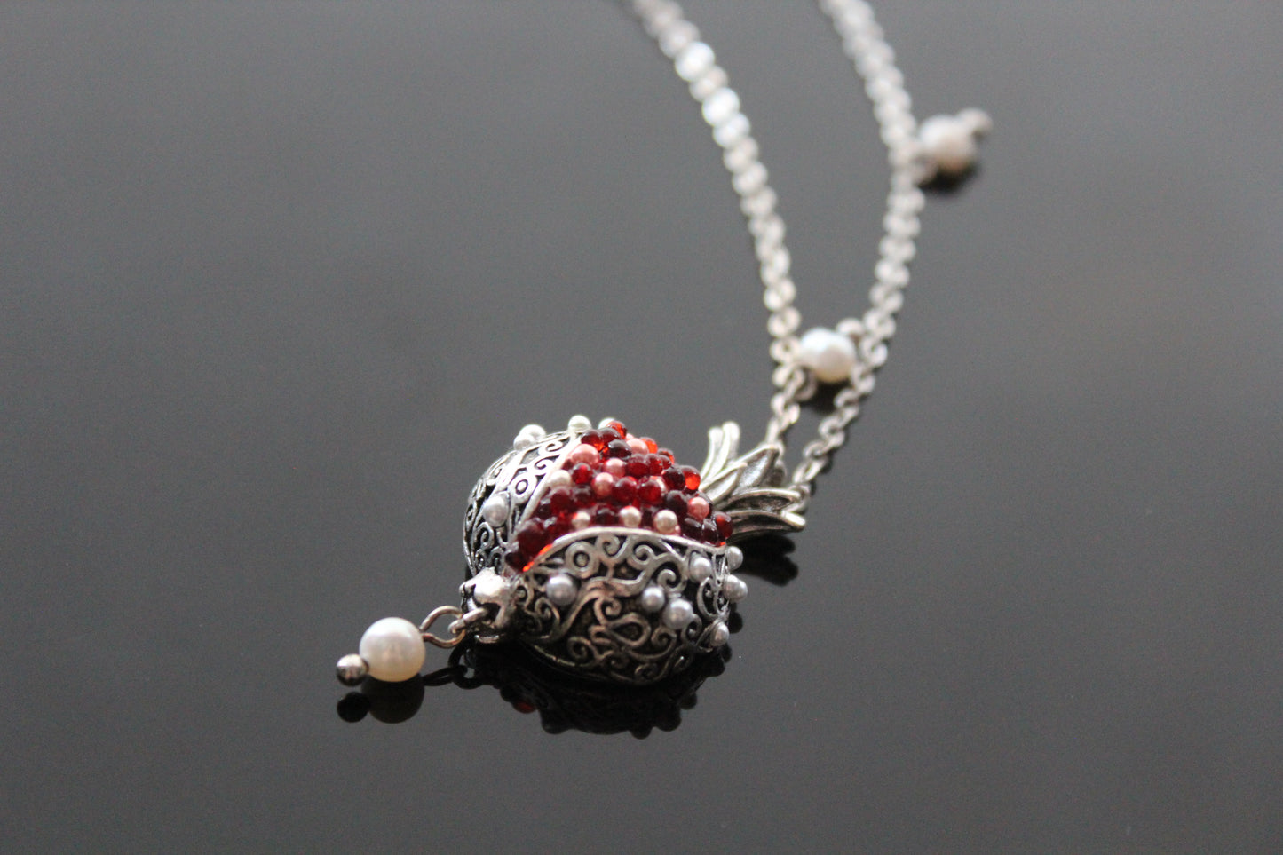 Pomegranate necklace set with pearls