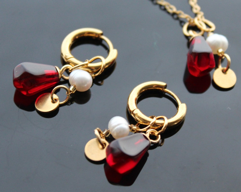 Handmade pomegranate seeds jewelry set with gold plated stainless steel parts and natural perls