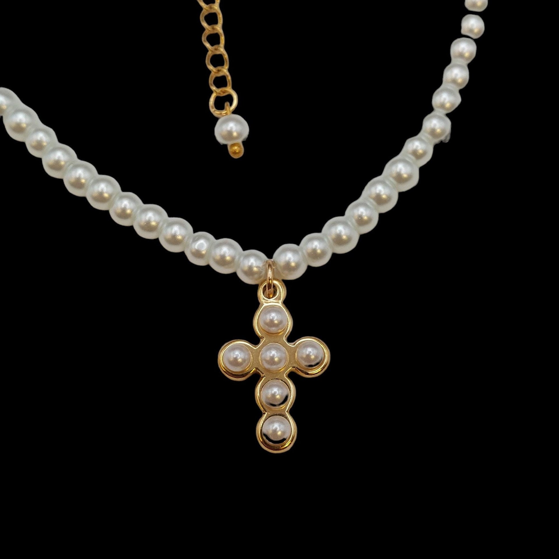 Pearl choker with cross