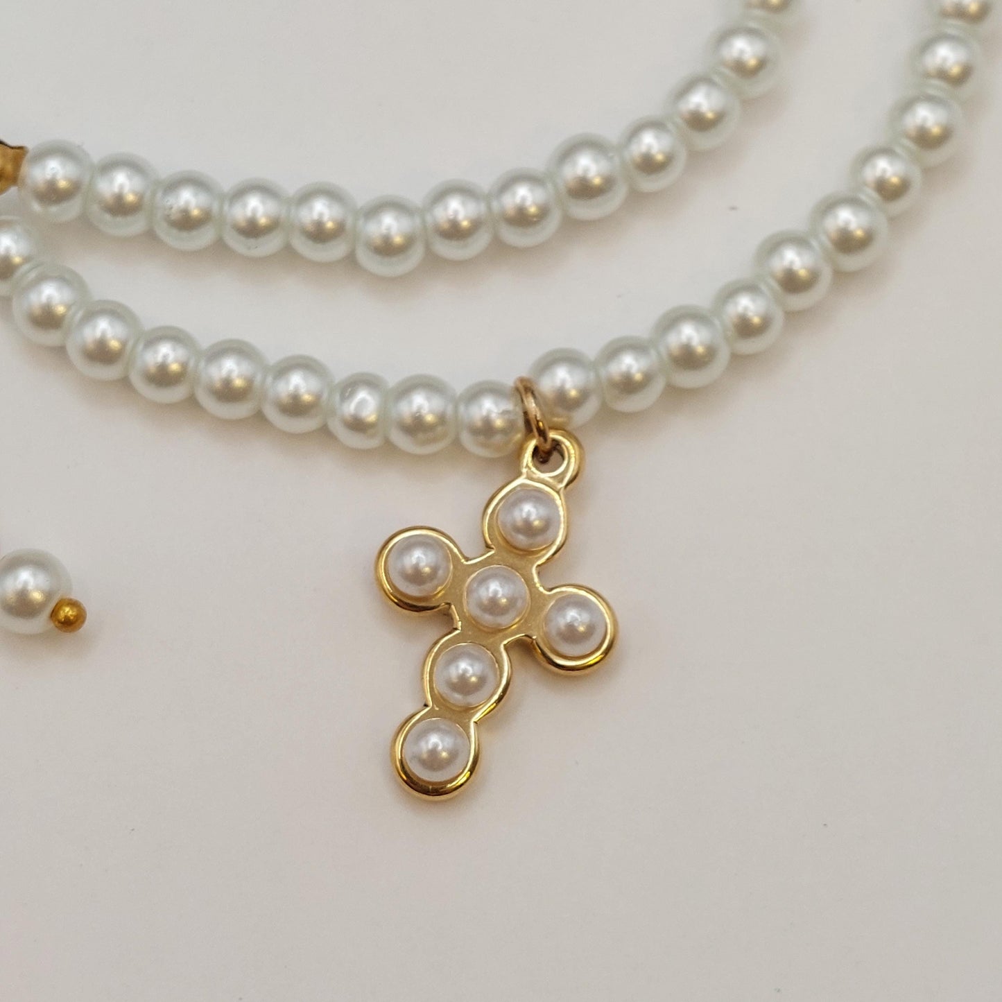 Pearl choker with cross