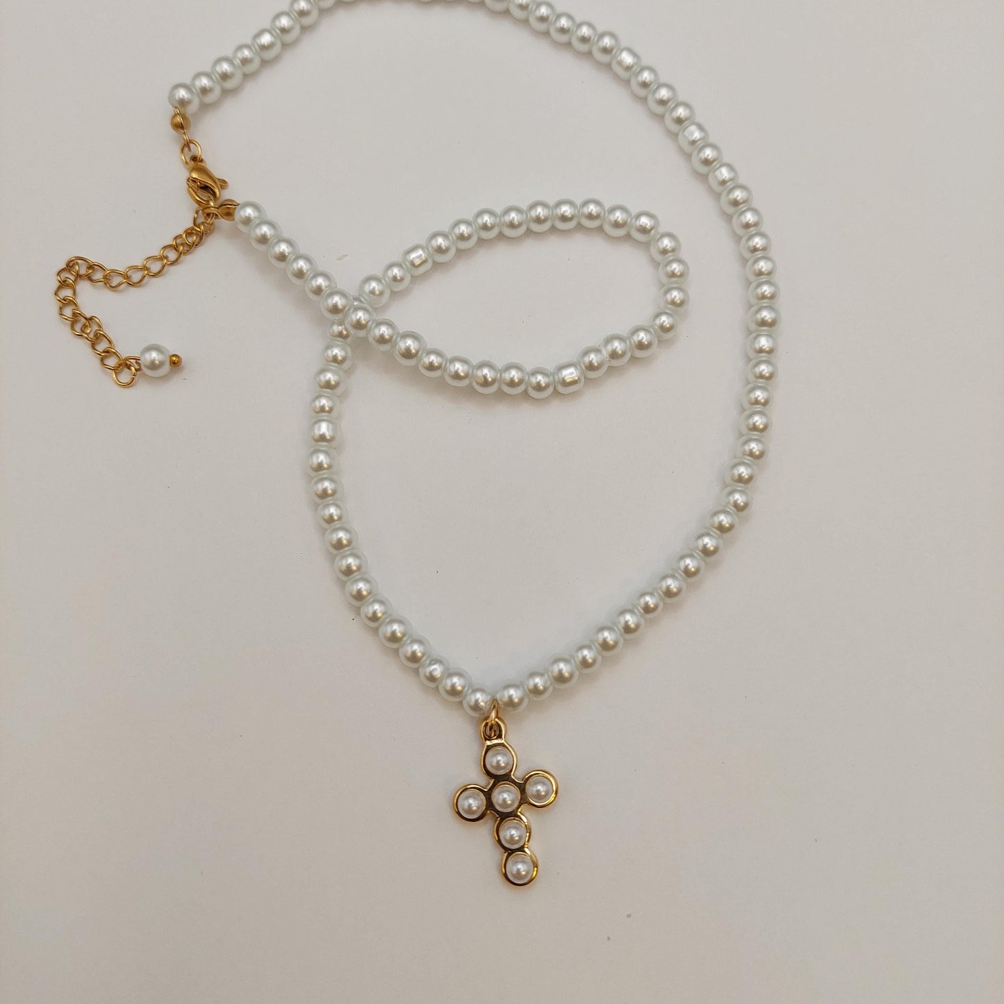 Pearl choker with cross